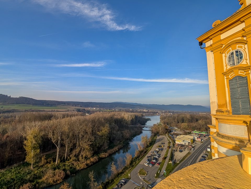 Stift Melk hoch über der Donau bei sonnigem Herbstwetter