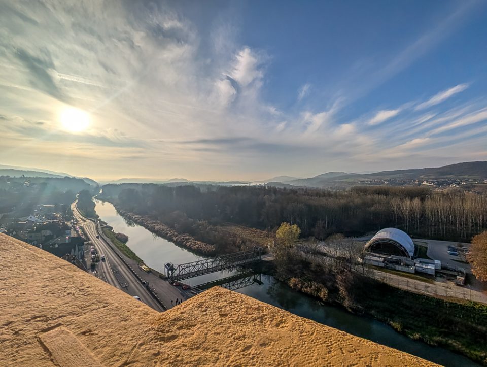 Stift Melk hoch über der Donau bei sonnigem Herbstwetter
