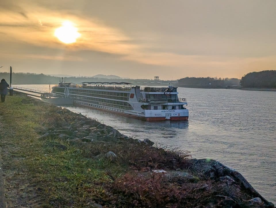 Nicko VISION Flusskreuzfahrtschiff auf der Donau bei herbstlichem Wetter