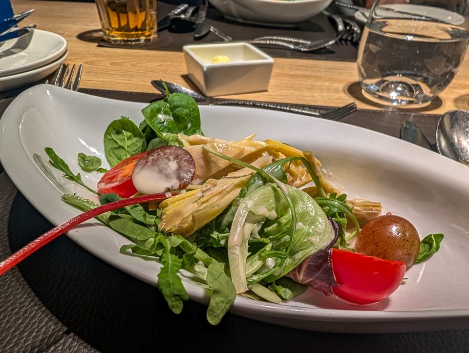 Mehrgängiges Abendmenü im Bordrestaurant der Nicko VISION