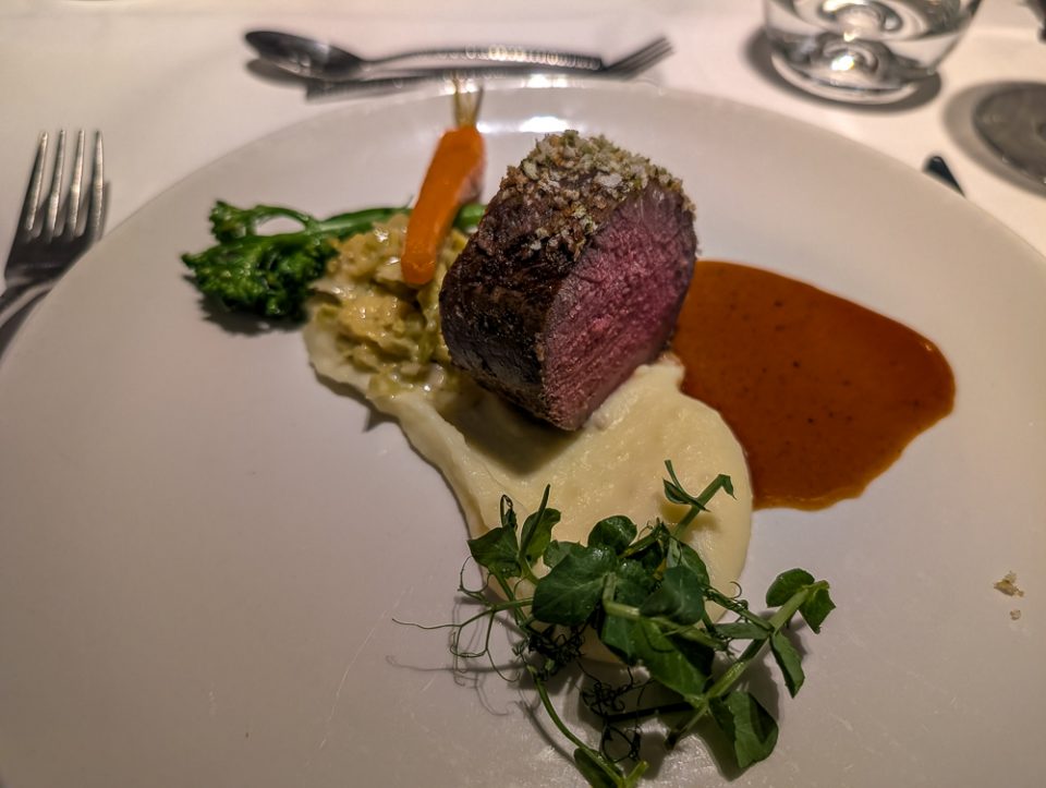 Rinderfilet, Gala-Dinner im Bordrestaurant der Nicko VISION während der Donaukreuzfahrt