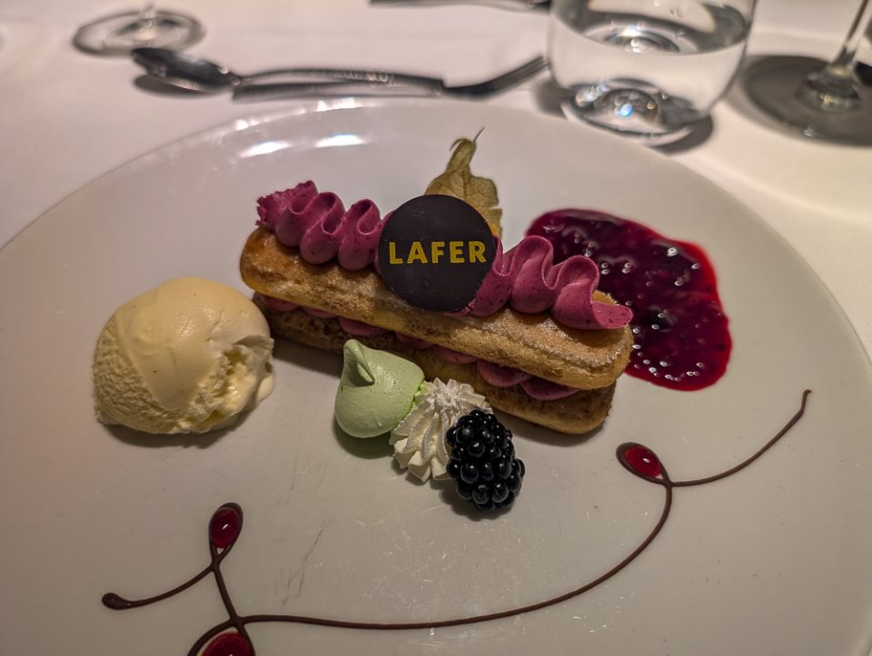 Mehrgängiges Menü beim Gala-Abend an Bord der Nicko VISION