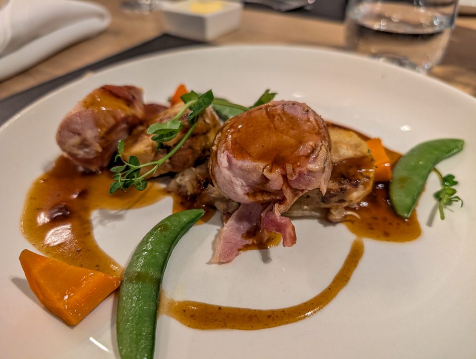 Mehrgängiges Abendmenü im Bordrestaurant der Nicko VISION