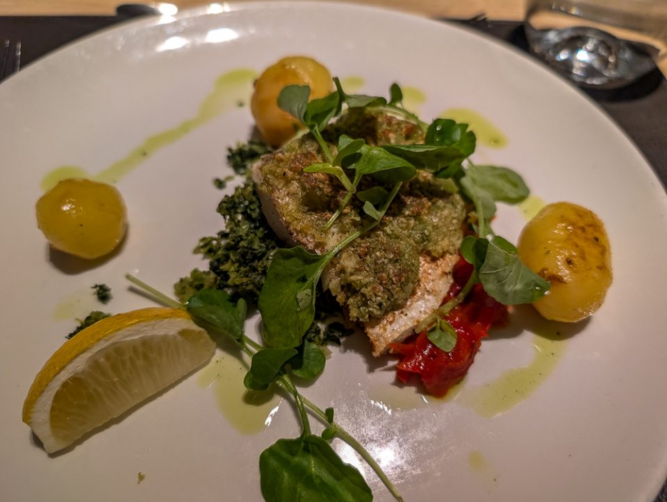 Hauptgang beim Abendessen während der Donaukreuzfahrt mit Nicko Cruises