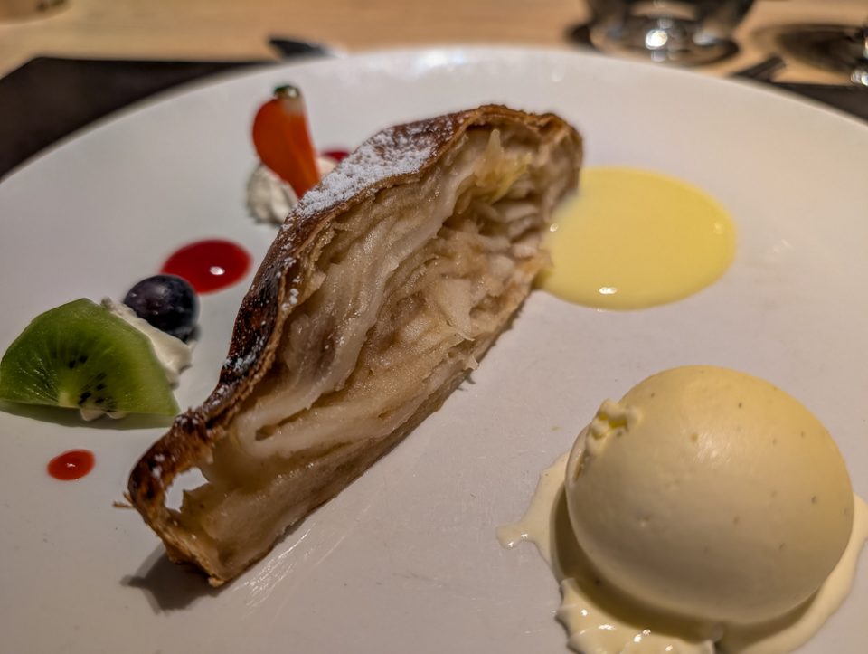 Dessert beim Gala-Dinner an Bord der Nicko VISION