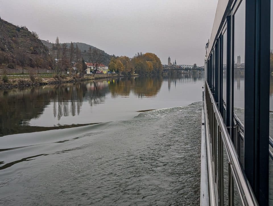 Nicko VISION Flusskreuzfahrtschiff auf der Donau bei herbstlichem Wetter