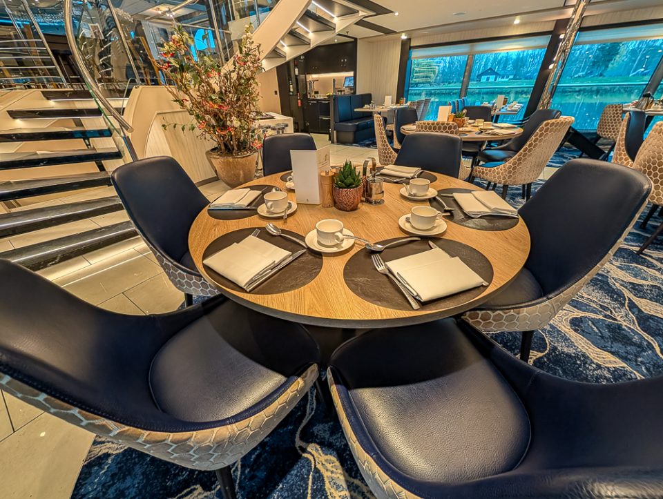 Gedeckter Tisch im Bordrestaurant der Nicko VISION am Abend