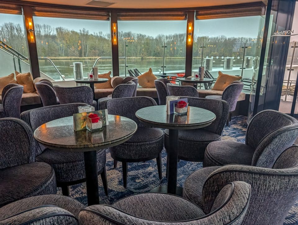 Innenbereich der Nicko VISION mit Blick auf die vorbeiziehende Donau