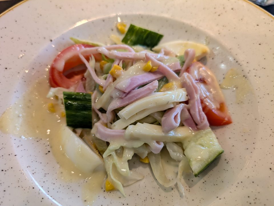 Vorspeise beim Mittagessen in Mario’s Grill an Bord der Nicko VISION