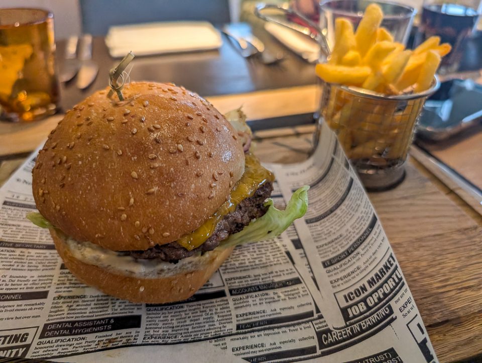 Frisch servierter Burger in Mario’s Grill an Bord der Nicko VISION