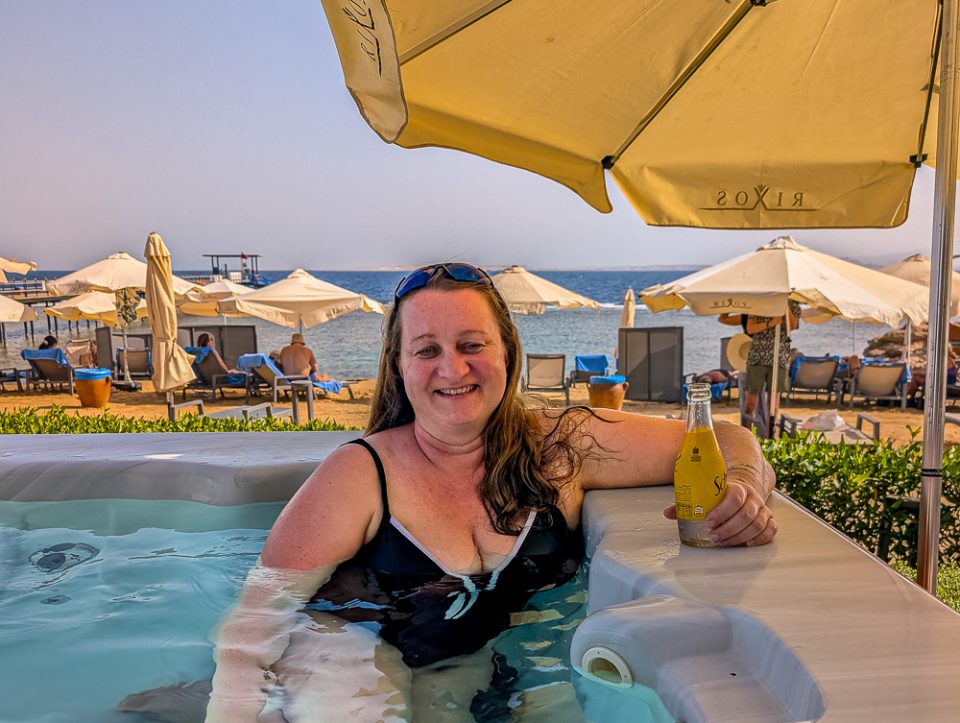 Aktivitäten in Sharm El Sheikh_Die schönsten Ausflüge, Erlebnisse und Tipps - Enspannen im Jaquzzi am Strand - Sharm El Sheikh Aktivitäten