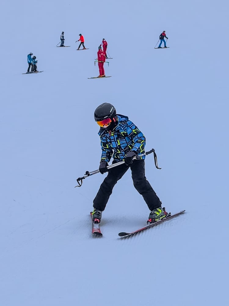 Kind beim Skikurs in Kössen im Kaiserwinkl Winterurlaub