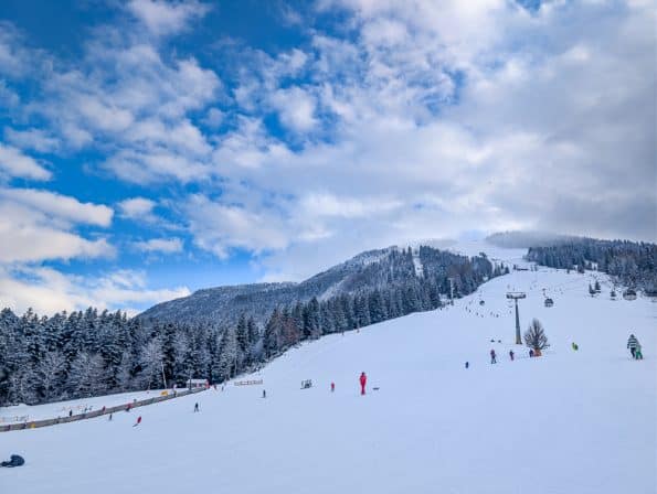 Breite, übersichtliche Piste im Skigebiet Unterberg in Kössen, Kaiserwinkl
