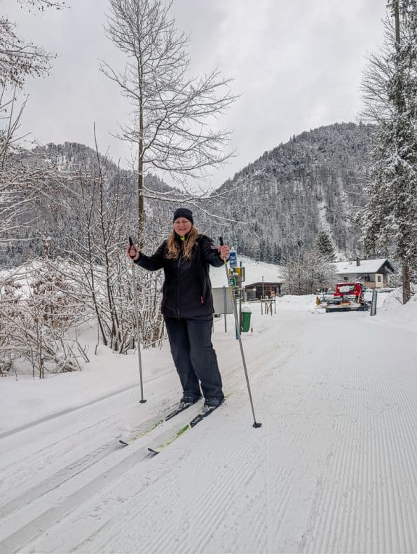 Anfänger-Langlaufkurs im Kaiserwinkl während Winterurlaub mit Familie