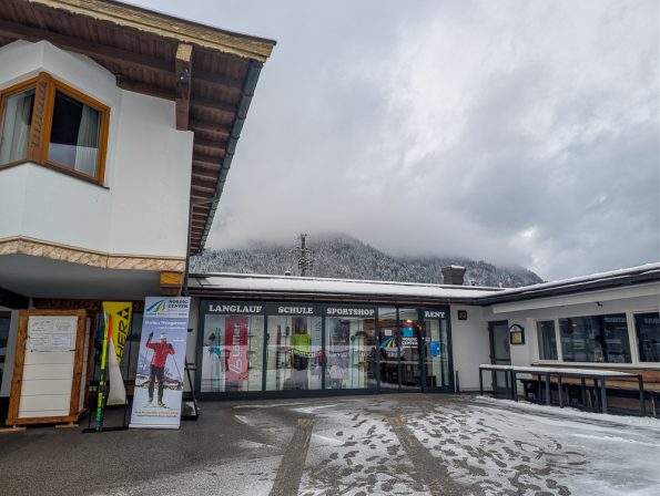 Anfänger-Langlaufkurs im Nordic Center im Kaiserwinkl während Winterurlaub mit Familie