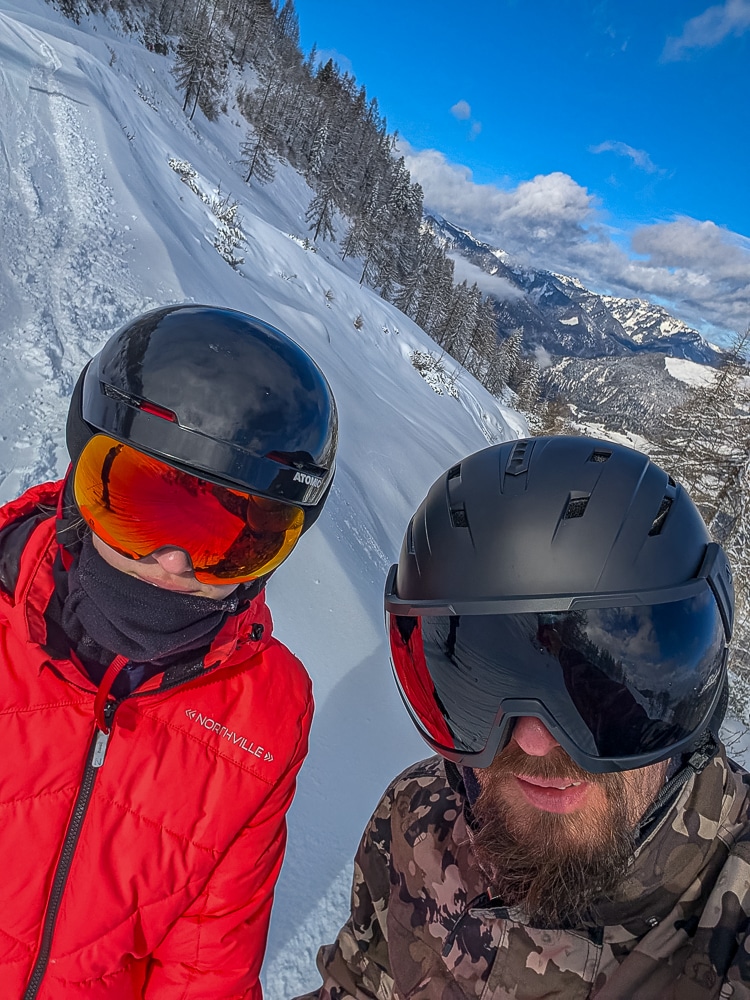 Teenager beim Skifahren auf anspruchsvoller Abfahrt im Kaiserwinkl mit Familie