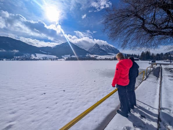 Verschneite Berglandschaft im Kaiserwinkl Tirol im Winter, Schnee auf dem Walchsee