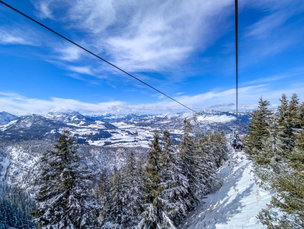 Verschneite Berglandschaft im Kaiserwinkl Tirol im Winter