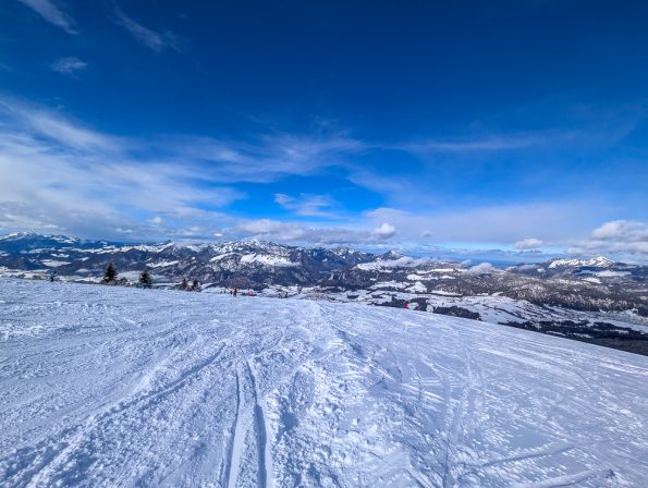Verschneite Berglandschaft im Kaiserwinkl Tirol im Winter