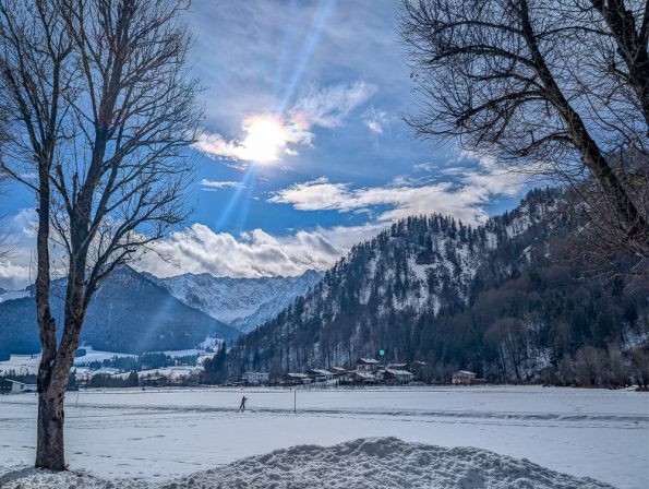Teenager beim Skifahren auf anspruchsvoller Abfahrt im Kaiserwinkl mit Familie