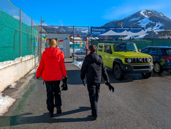 Teenager beim Eislaufen im Kaiserwinkl Winterurlaub mit Kindern