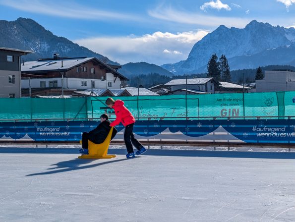 Teenager beim Eislaufen im Kaiserwinkl in Kössen Winterurlaub mit Kindern