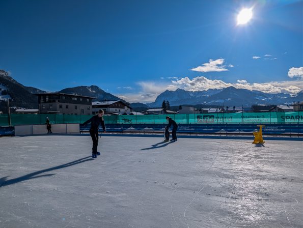 Teenager beim Eislaufen im Kaiserwinkl Winterurlaub mit Kindern