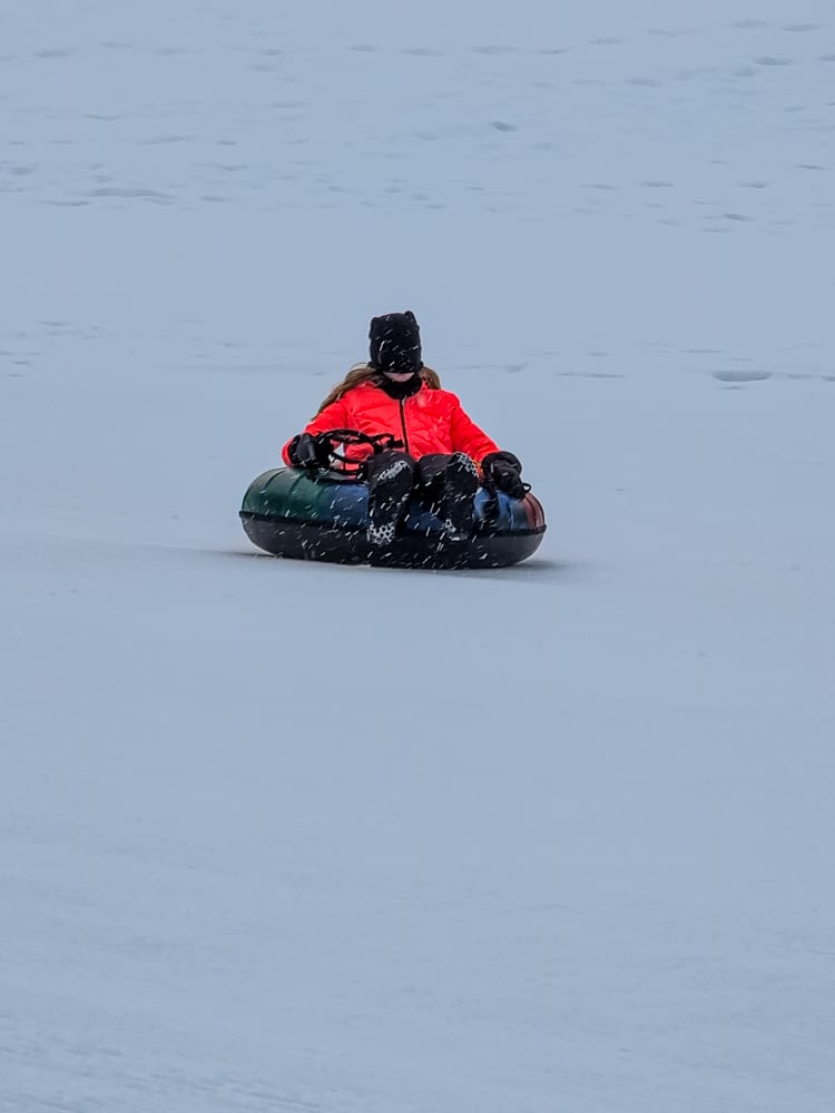 Kinder und Teenager beim Snowtubing in Kössen, Winterurlaub Kaiserwinkl
