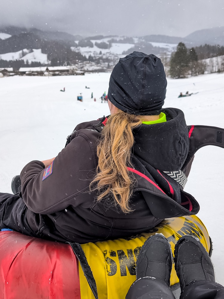 Kinder und Teenager beim Snowtubing in Kössen, Winterurlaub Kaiserwinkl