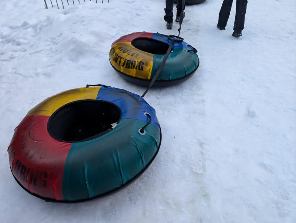 Kinder und Teenager beim Snowtubing in Kössen, Winterurlaub Kaiserwinkl