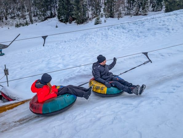 Kinder und Teenager beim Snowtubing in Kössen, Winterurlaub Kaiserwinkl
