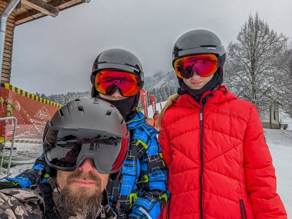 Familie beim Skifahren im Kaiserwinkl Winterurlaub mit Kindern und Teenagern