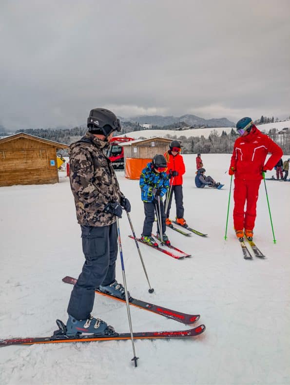 Kind, Teenager beim Skikurs in Kössen im Kaiserwinkl Winterurlaub