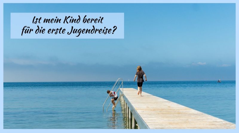 Kinder laufen über einen Steg ins Meer in Kroatien – erste Jugendreise und Familiengedanken