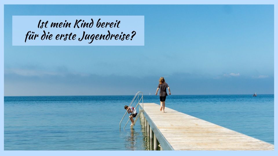 Kinder laufen über einen Steg ins Meer in Kroatien – erste Jugendreise und Familiengedanken