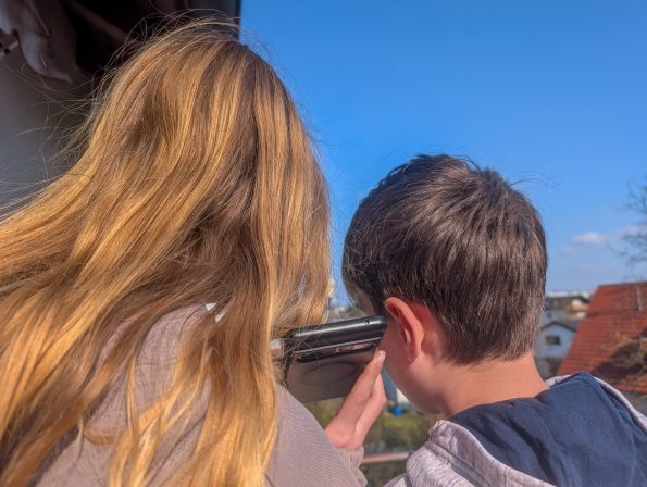 Kinder rufen ihre Eltern während der Jugendreise an.