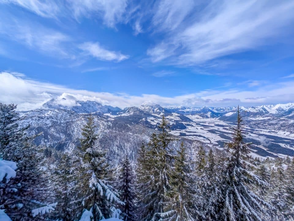 Skifahren mit Teenagern Tipps für einen entspannten Familien-Winterurlaub, Aussicht von der Skipiste Kaiserwinkl