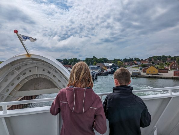 Kinder genießen die Fährfahrt nach Ærø in Dänemark
