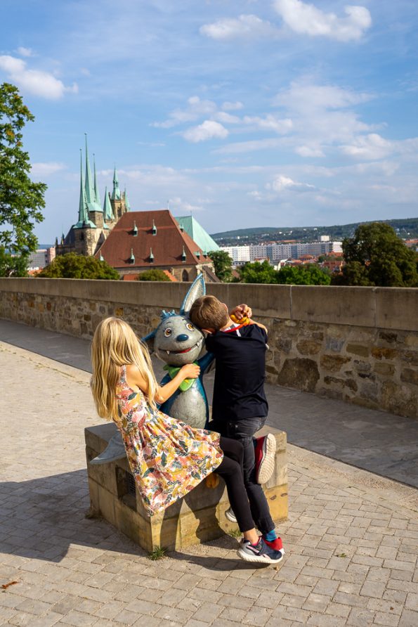 Kinder vor dem Erfurter Dom beim Städtetrip Erfurt mit Kindern
