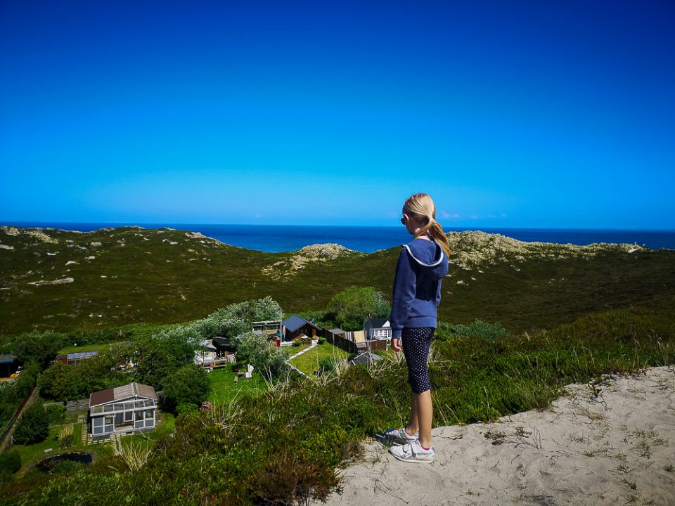 Familienurlaub in Deutschland, Mädchen an der Nordsee