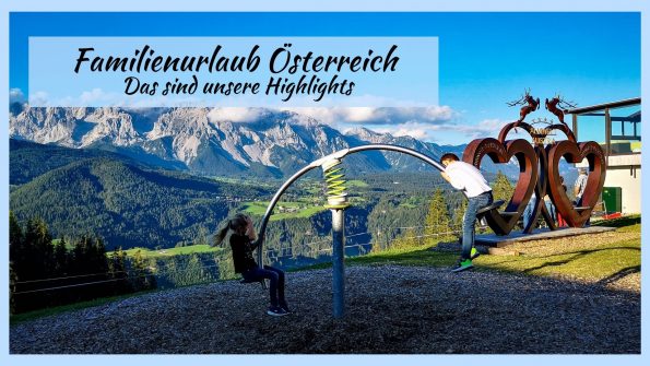 Kinder spielen im Familienurlaub in Österreich mit Blick auf die Berge