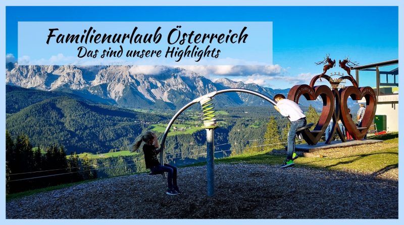 Kinder spielen im Familienurlaub in Österreich mit Blick auf die Berge