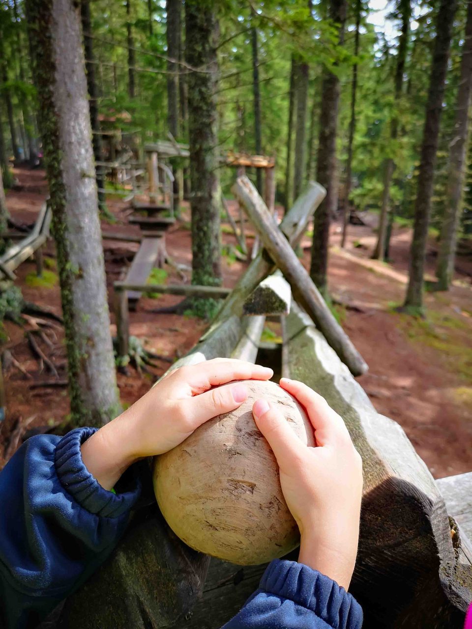 Kind mit einer Kugel an der Kugelbahn am Glugenzer in Hall-Wattens