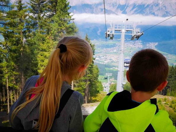 Aussicht aus der Gondel auf Hall-Wattens, Kinder fahren Gondel