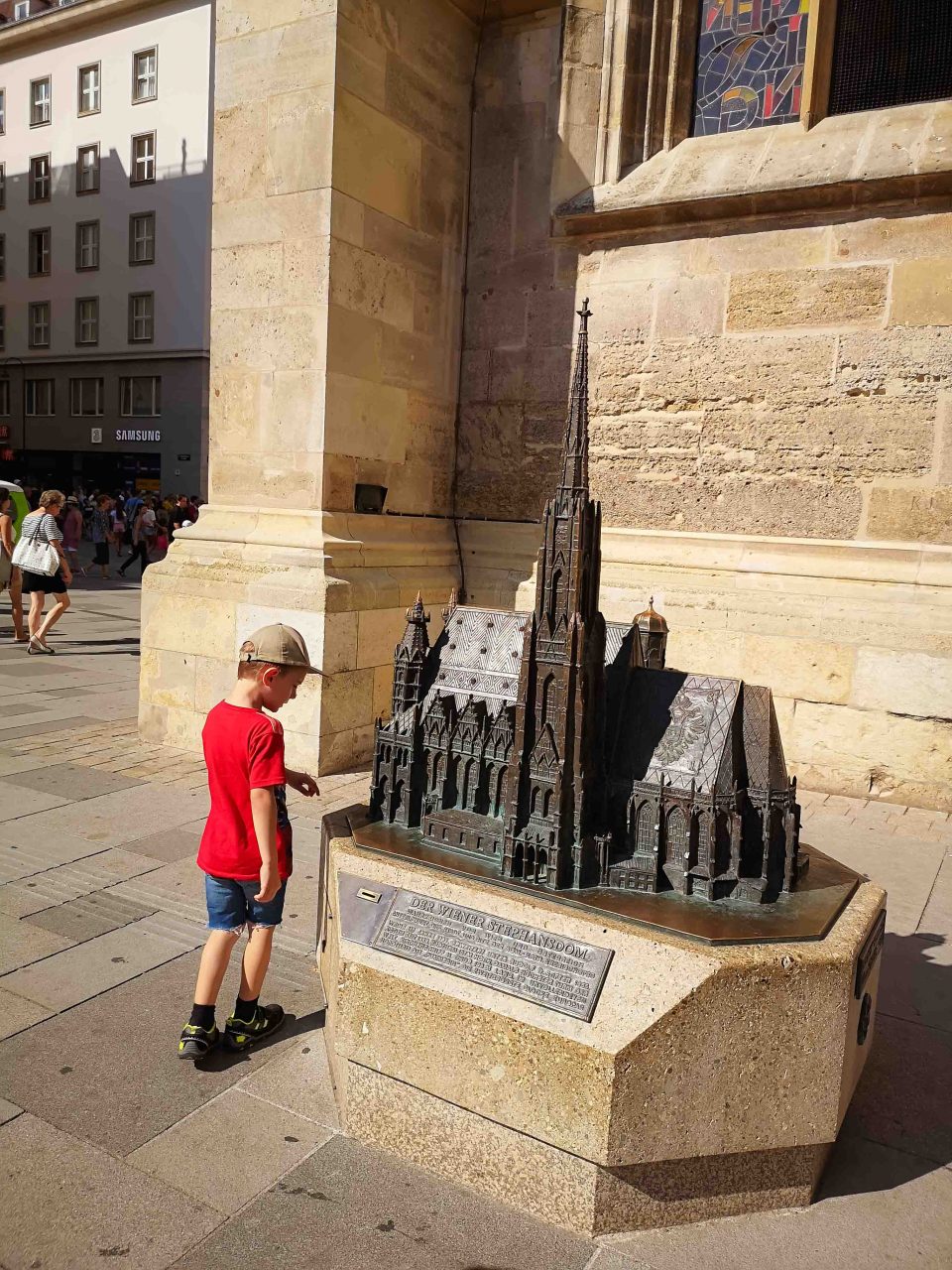 Kind am Modell des Stephansdoms in Wien