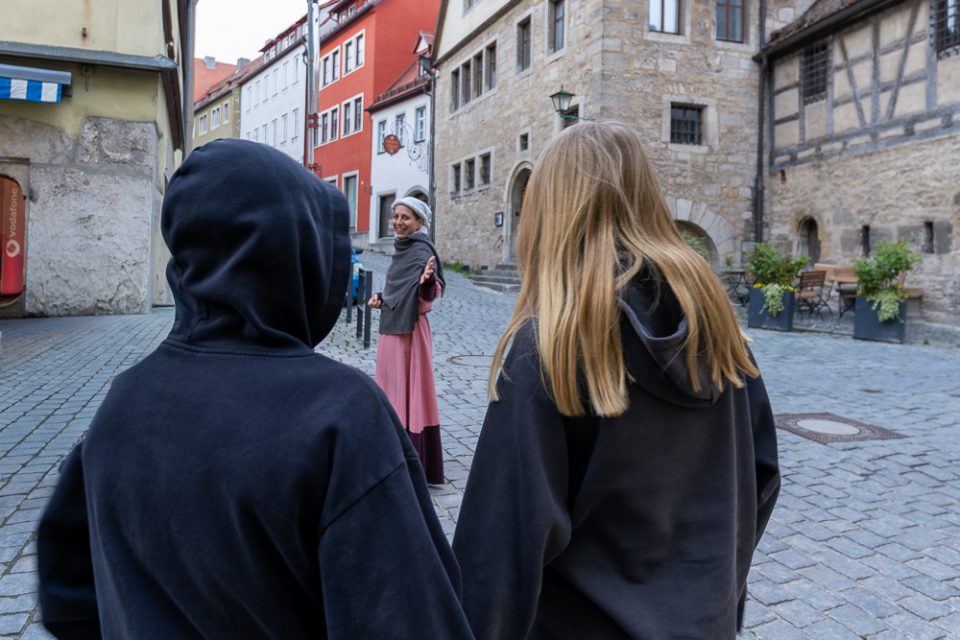 Jugendliche bei der Führung mit der Handwerkerwitwe Walburga