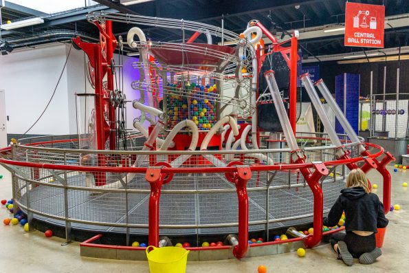 Kind spielt im Science Center mit einer Ball Druckluft Kanone