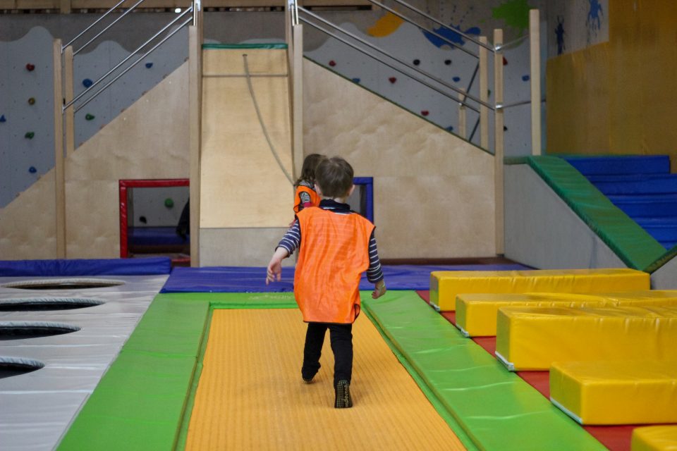 Kind springt in der Trampolinhalle Fundorena auf dem Feldberg im Schwarzwald