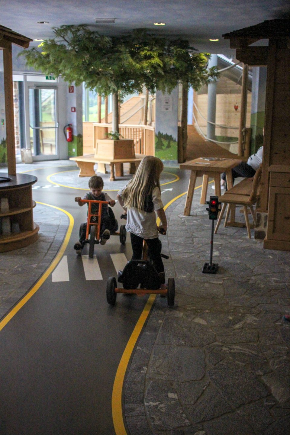 Kinder in der Spielwelt des Hotels Übergossene Alm Ressort