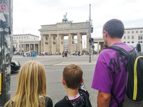 Familie mit Kindern vor dem Brandenburger Tor beim Kurzurlaub Berlin